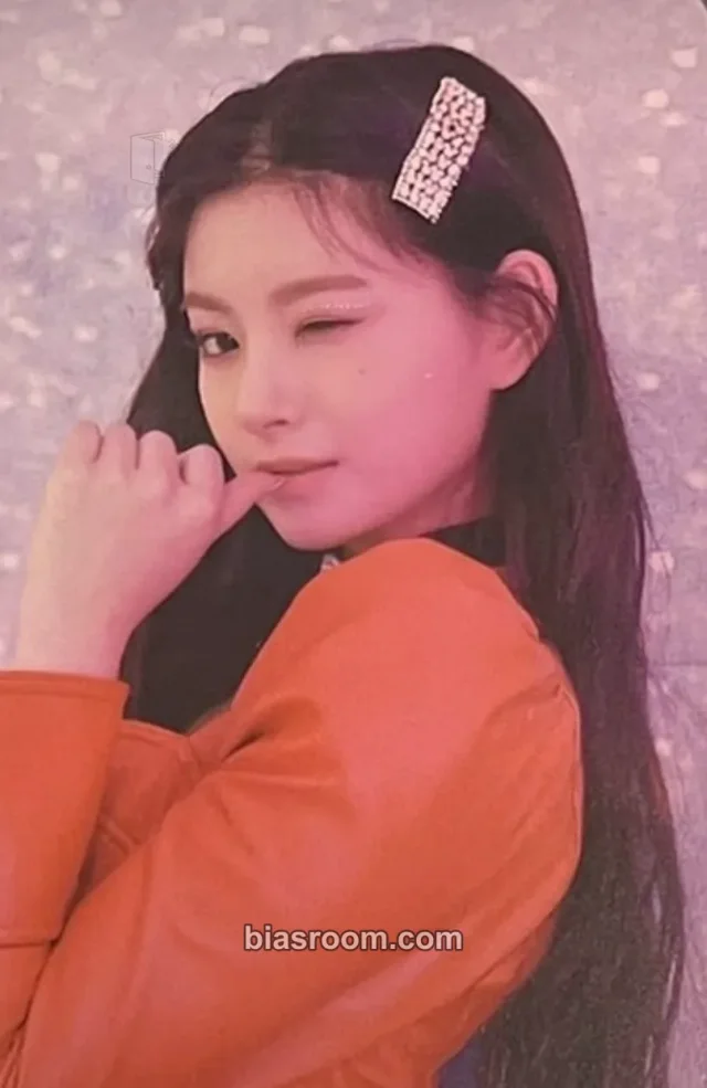EVERGLOW - Yiren - Reminiscence Album mymusictaste (mmt) pob (pre-order benefit)