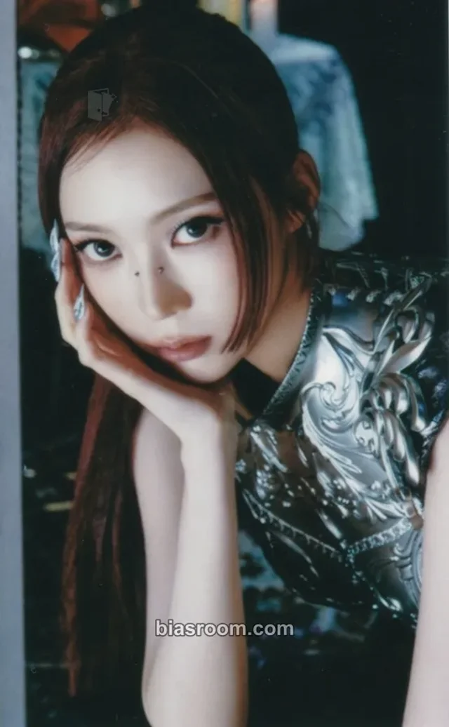 Narin BITE NOW Photocard - MEOVV | Bias Room