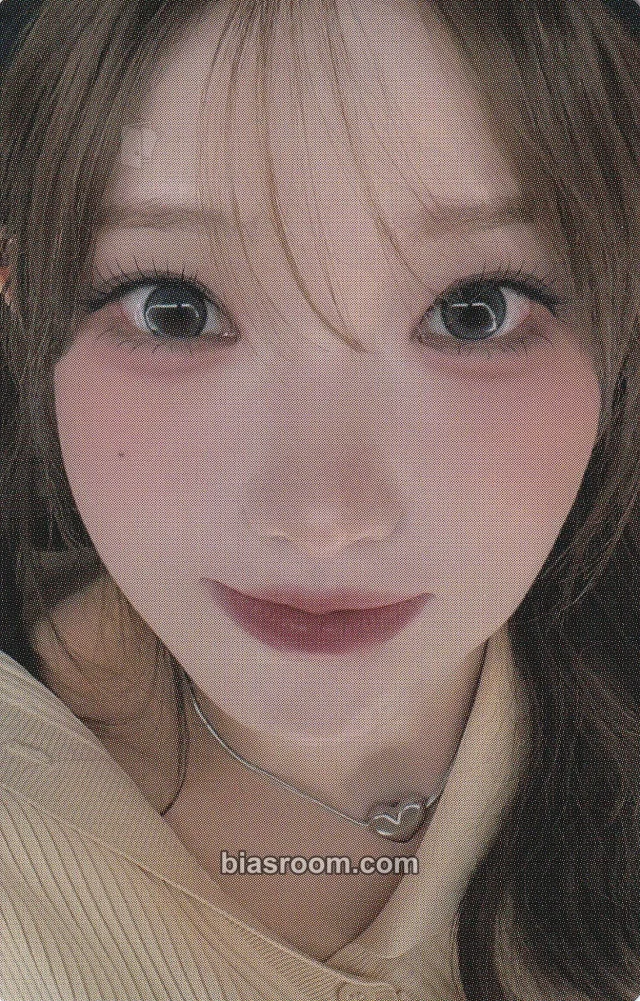 QWER - Magenta - Rockation Event merch photocard