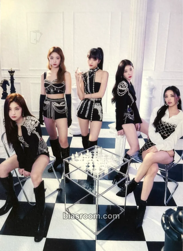 ITZY - ITZY The 1st World Tour 'Checkmate' Event merch inclusion mini photobook version postcard item set
