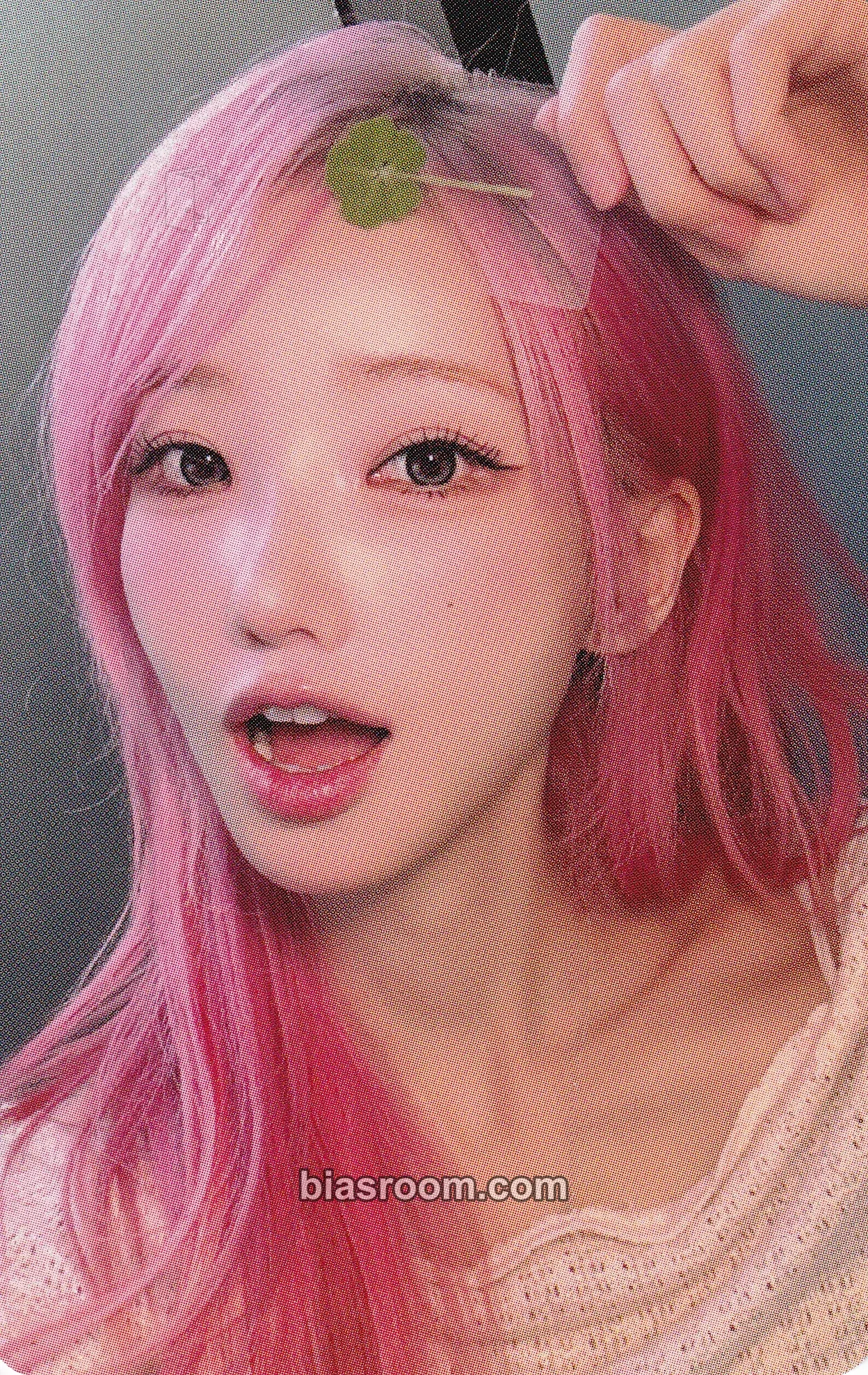Magenta CEREMONY Photocard - QWER | Bias Room