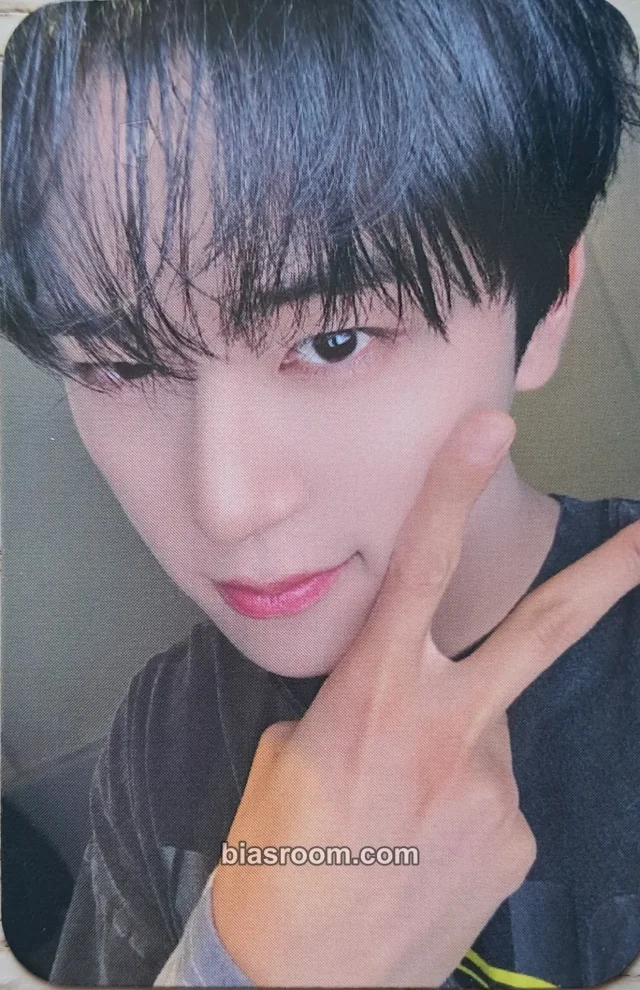 Junwoo LUN8 Beyond the Moon Europe tour K-pop photocard