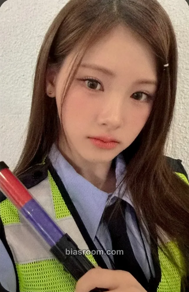 Baby DONT Cry - Yihyun - SBS Inkigayo MC Other inkigayo broadcast mc photocard
