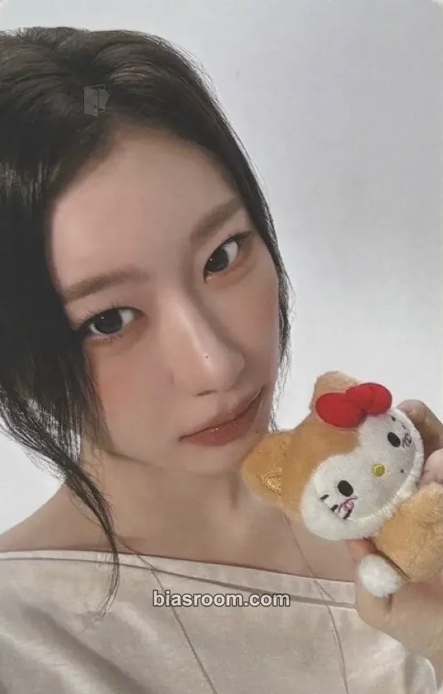 ITZY - Chaeryeong - TWINZY X HELLO KITTY Other purchase benefit merch photocard