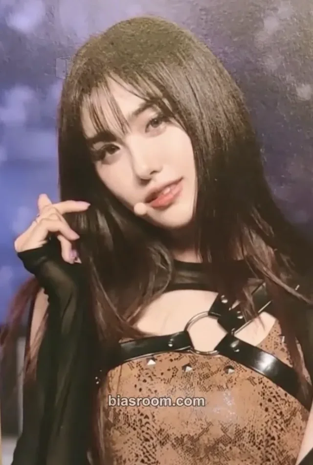 Aisha Arrival of EVERGLOW Photocard - EVERGLOW | Bias Room