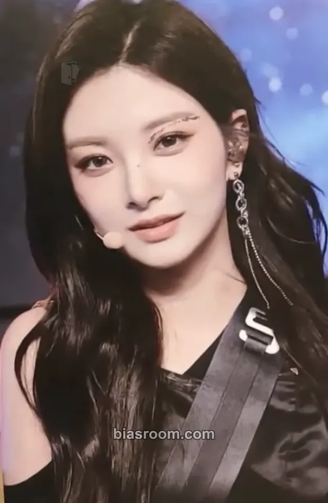 EVERGLOW - Yiren - KCON:TACT 4U Event behind photo set merch inclusion item set