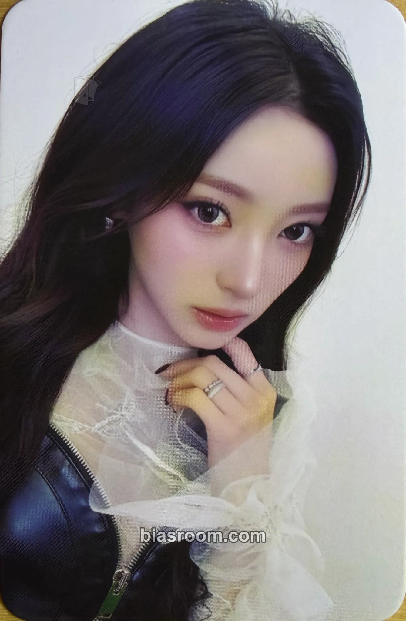 Anna BITE NOW Photocard - MEOVV | Bias Room