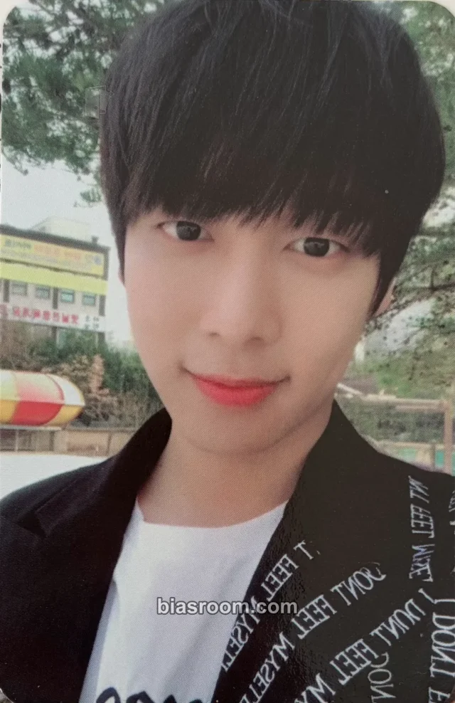 cmocjl7oy000ijo04pijsi05v Album photocard