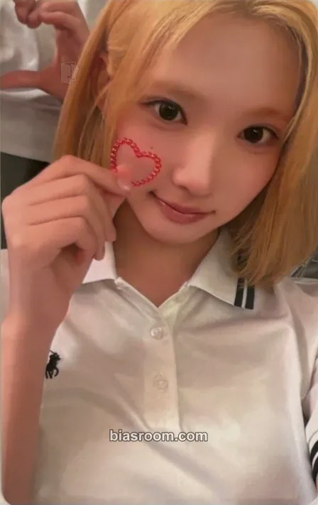 Jiwoo ICONIC HEART Photocard - Hearts2Hearts | Bias Room