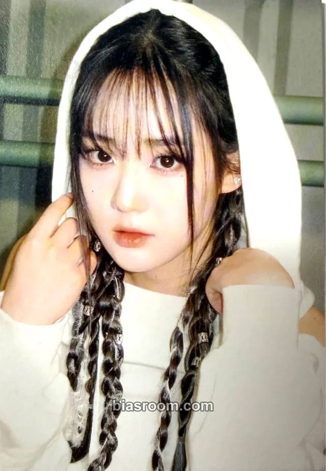 Seoyeon Aesthetic Photocard - tripleS | Bias Room