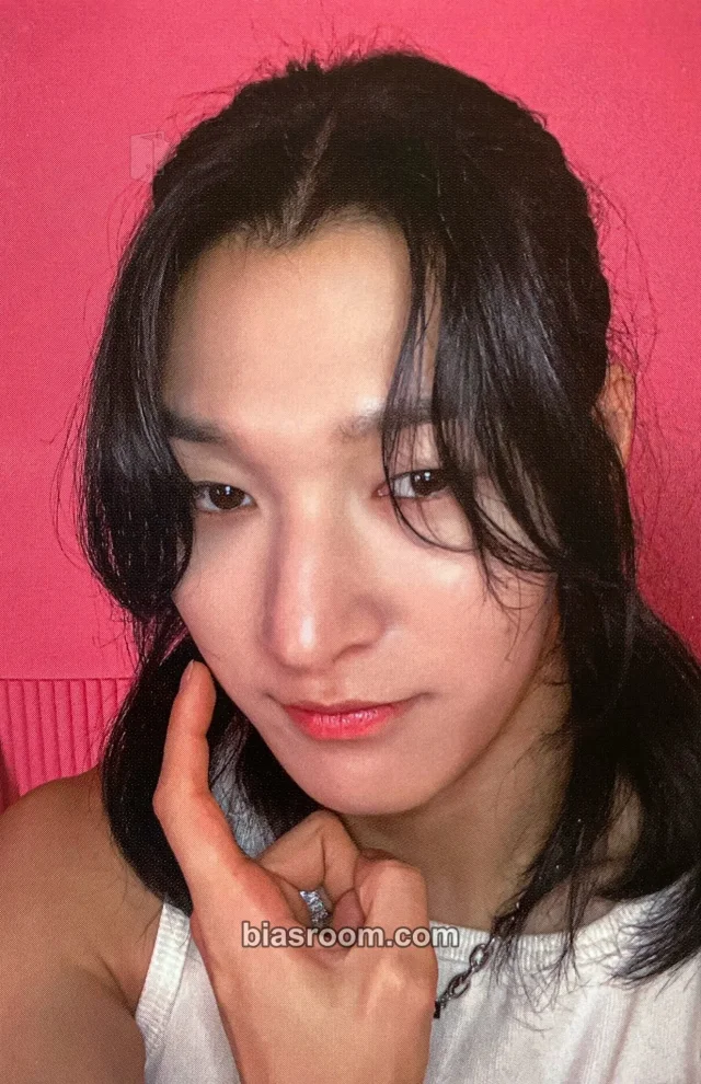 Photocard K-pop JunJi OnlyOneOf Things I Can’t Say LOve - OnlyOneOf 2024 World Tour - dOpamine