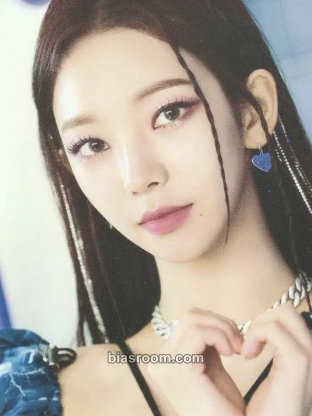 Karina Season's Greetings (2025) トレカ - aespa | Bias Room