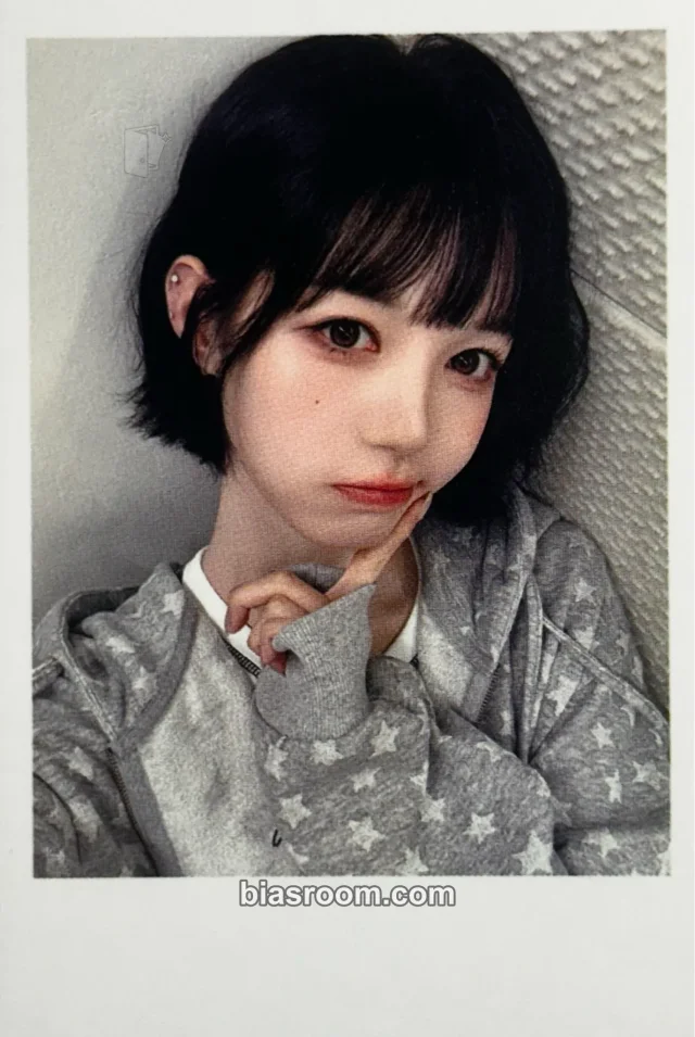 tripleS - Chaewon - Beyond Beauty Album polaroid jump up pob (pre-order benefit)