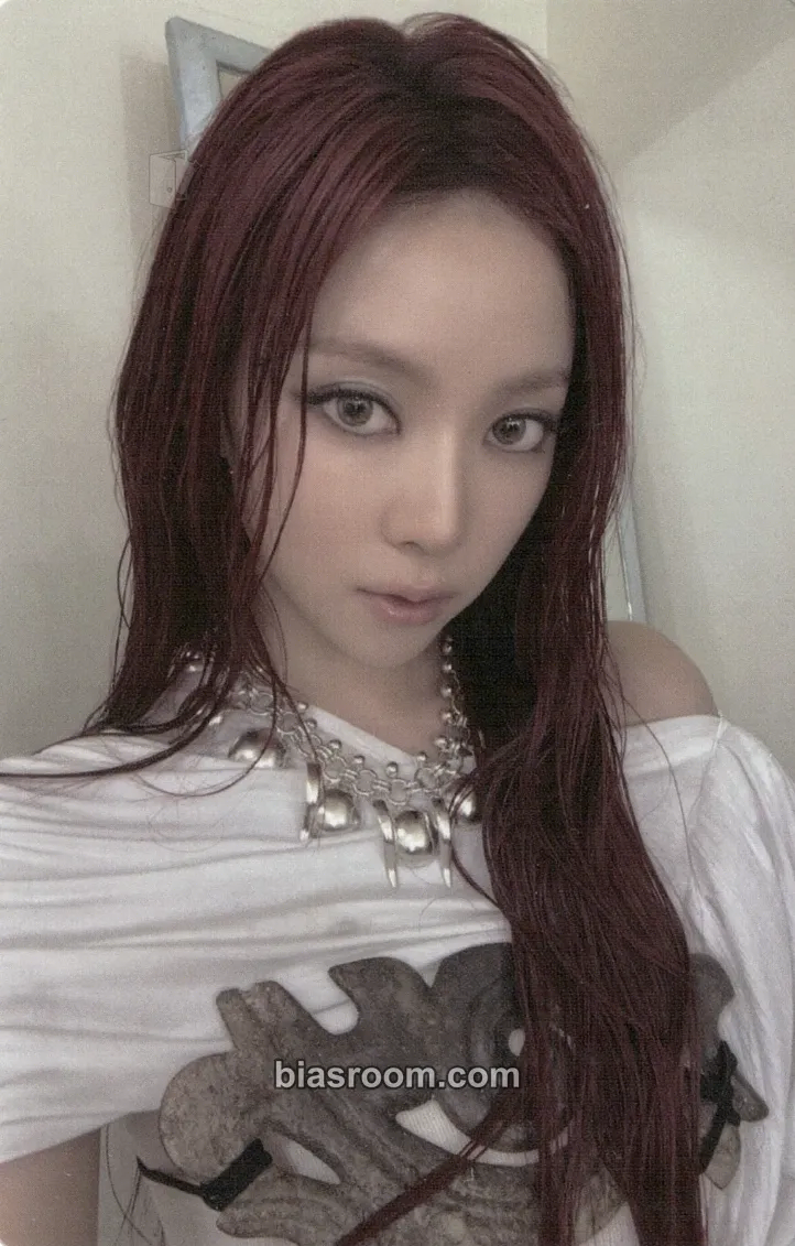 Narin BITE NOW Photocard - MEOVV | Bias Room