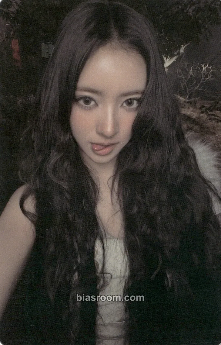 Anna BITE NOW Photocard - MEOVV | Bias Room