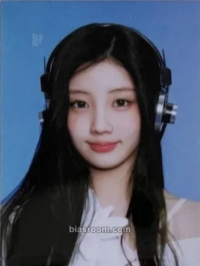 ILLIT - Wonhee - ILLIT LIVE ‘PRESS START♥︎︎︎’ Event id photo merch inclusion