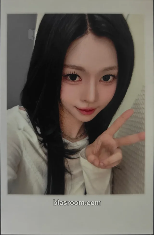 tripleS - Dahyun - Beyond Beauty Album jump up video call/fancall polaroid round 24