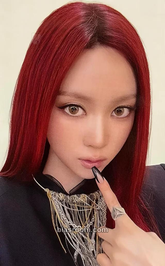 Anna BITE NOW Photocard - MEOVV | Bias Room