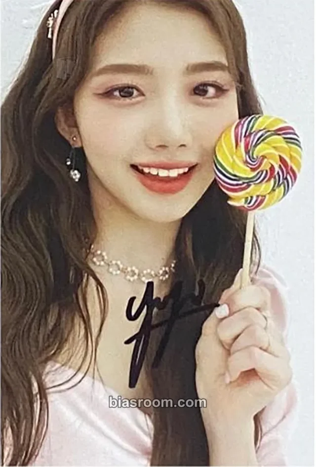 Cherry Bullet - Yuju - Cherry Rush Album beatroad video call/fancall winner benefit autographed version 2