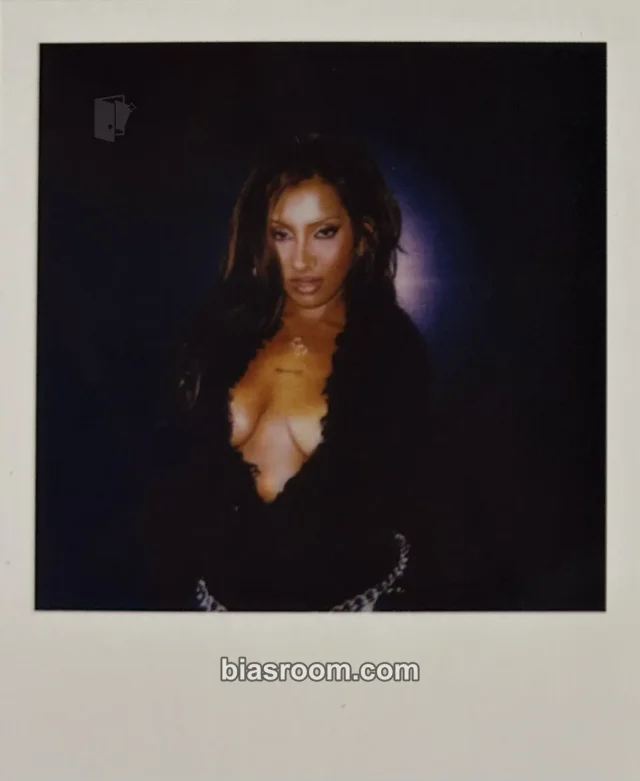Lara KATSEYE THE WILDWORLD TOUR K-pop photocard
