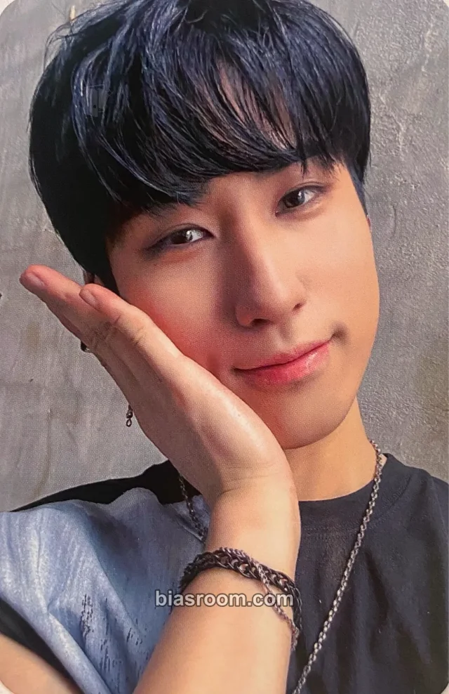 Harin ONEWE XOXO K-pop photocard