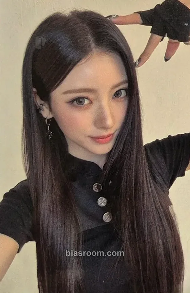 Anna BITE NOW Photocard - MEOVV | Bias Room