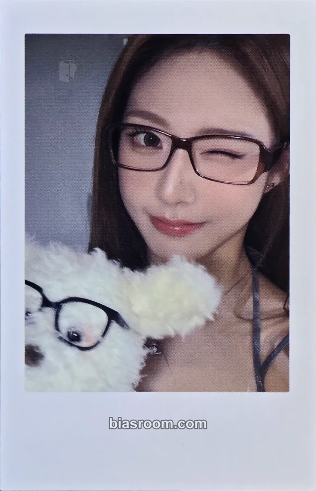 tripleS - Xinyu - LOVE&POP pt.1 Album makestar fansign round 1 polaroid