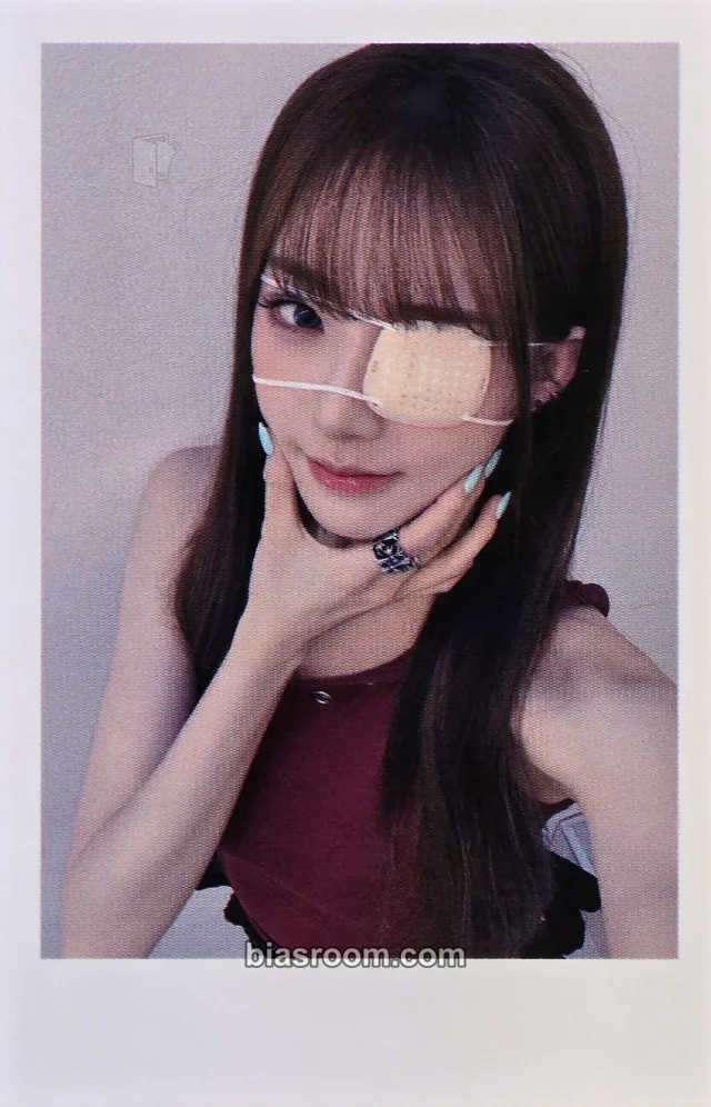tripleS - Xinyu - LOVE&POP pt.1 Album jump up fansign round 2 polaroid
