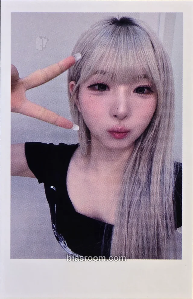 tripleS - Hayeon - LOVE&POP pt.1 Album jump up fansign round 2 polaroid