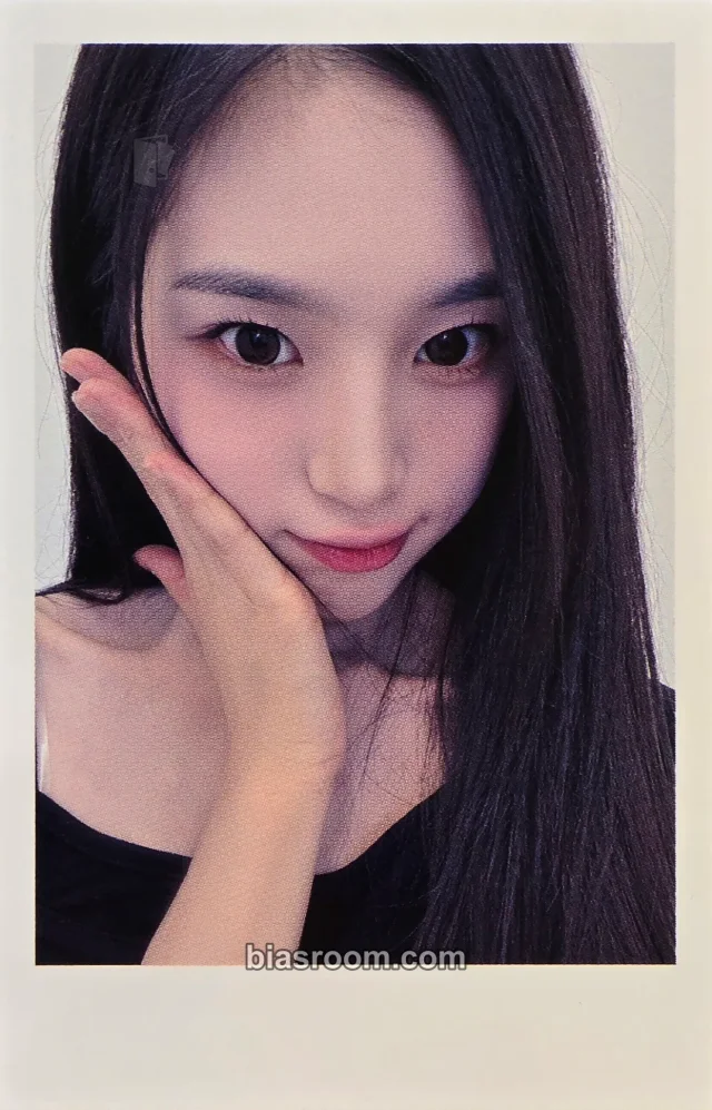 tripleS - Jiyeon - LOVE&POP pt.1 Album jump up fansign round 2 polaroid