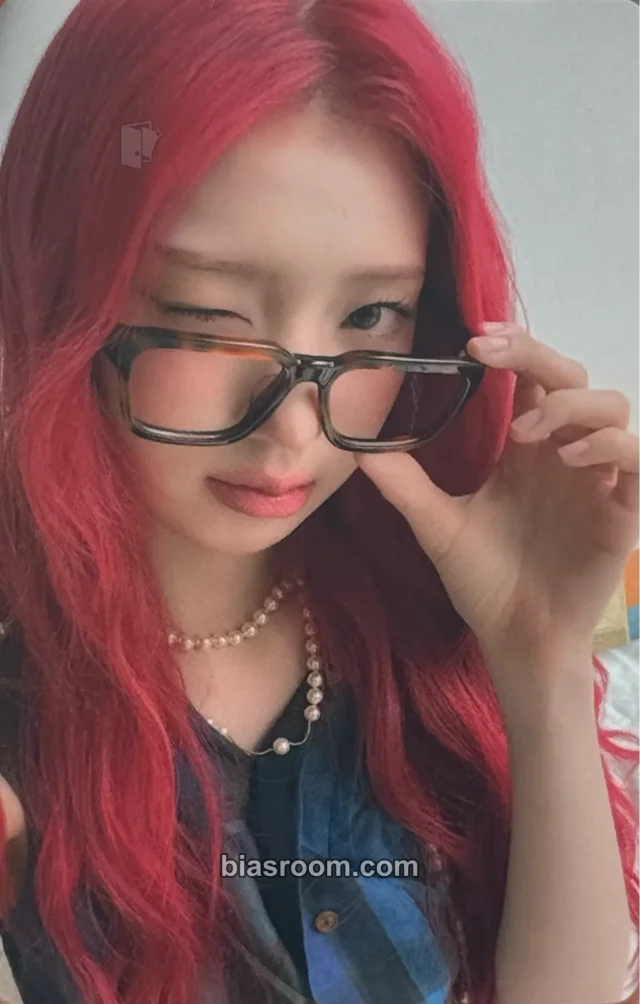 UNCHILD - Yeeun - Yeeun Waves Magazine Other magazine photocard D version pob (pre-order benefit)