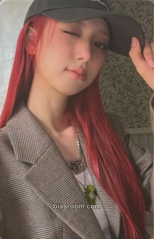 UNCHILD - Yeeun - Yeeun Waves Magazine Other magazine photocard D version pob (pre-order benefit)