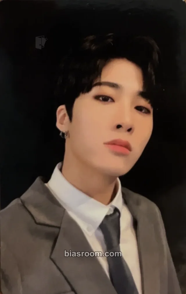 TAN - Jiseong - ESSEGE Album album photocard black version selfie