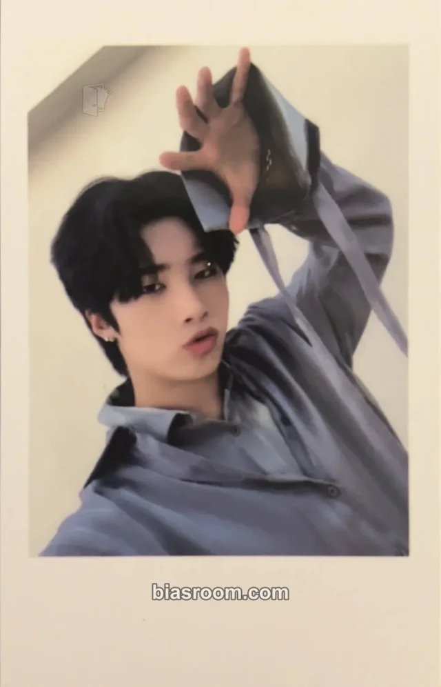 TAN - Jiseong - ESSEGE Album album photocard polaroid black version