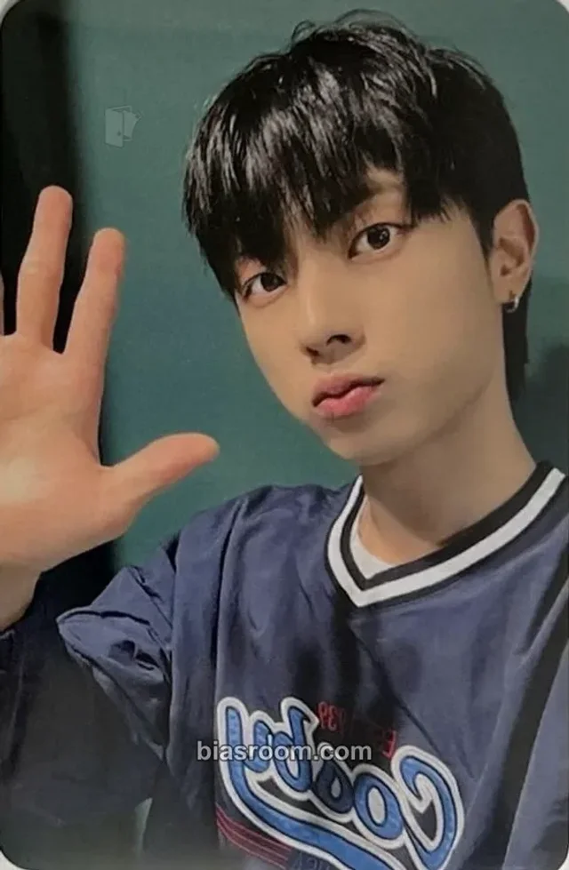 ONEWE - Kanghyun - Planet Nine: Isotropy Album musicart (music art) round 1 fansign
