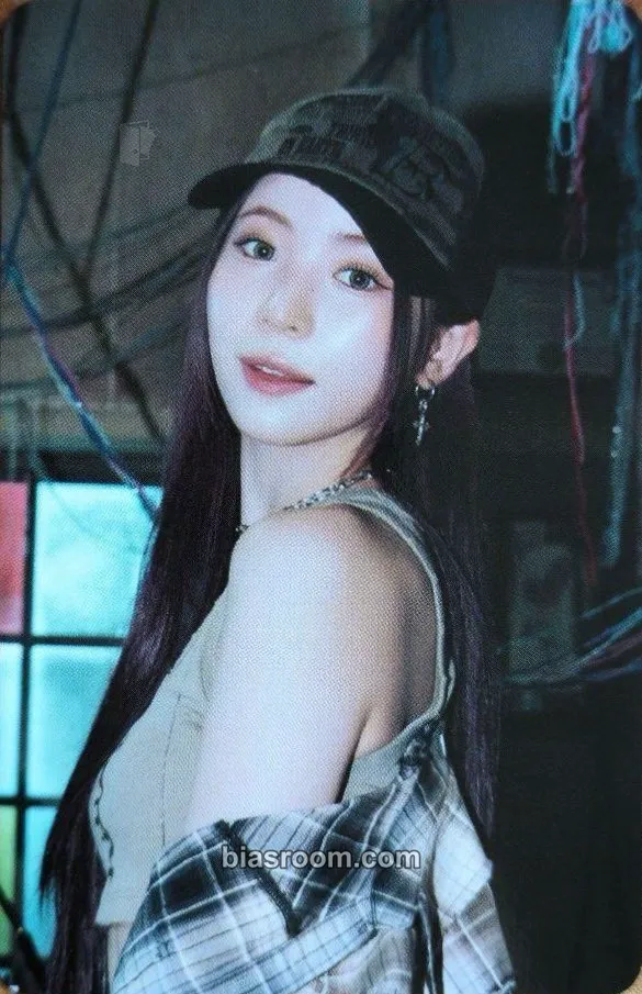 Maya LOVE LINE Photocard - NiziU - NiziU K-pop photocard