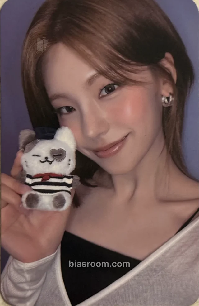 ITZY - Yeji - ITZY X TWINZY GLOBAL POP-UP STORE "ROLL THE WORLD" Event merch photocard purchase benefit twinzy