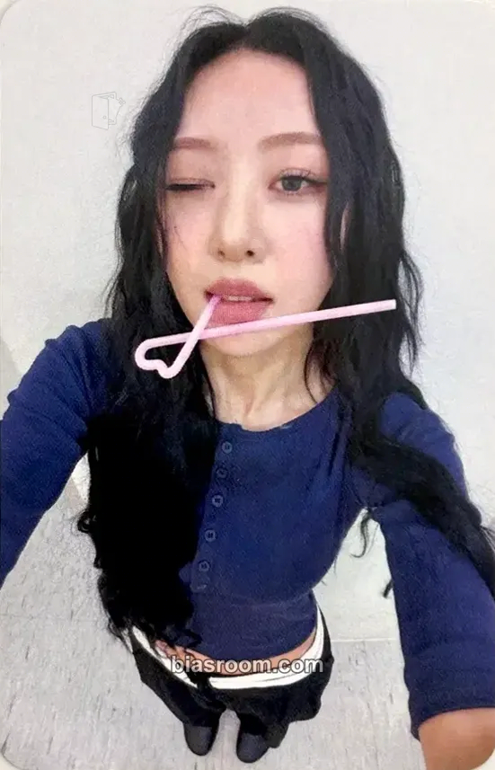 Yves Nail Photocard - Yves - Yves K-pop photocard