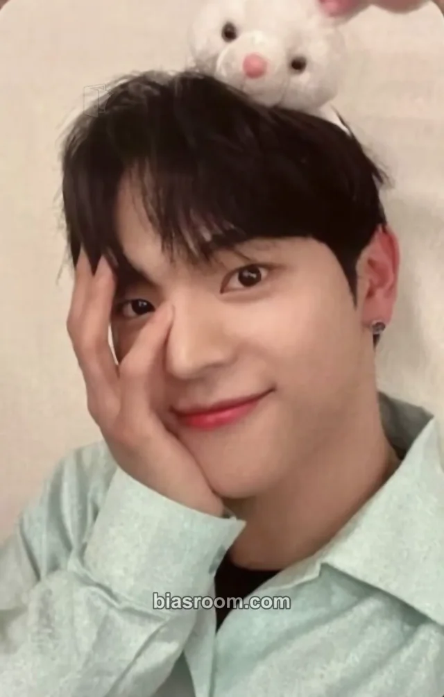 Kim Woojin - Kim Woojin - The Moment: 未成年, A Minor Album video call/fancall everline round 19