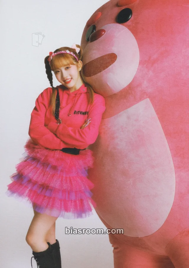 STAYC - Sieun - BELLYGOM x STAYC Teddy Bear Pop-Up House Event bellygom mini poster pop-up