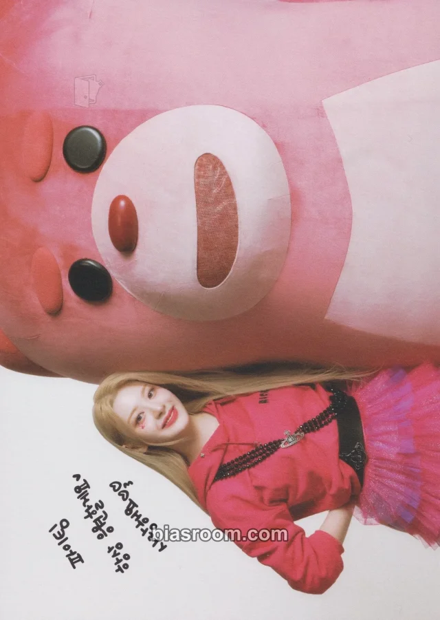 STAYC - Seeun - BELLYGOM x STAYC Teddy Bear Pop-Up House Event bellygom mini poster pop-up