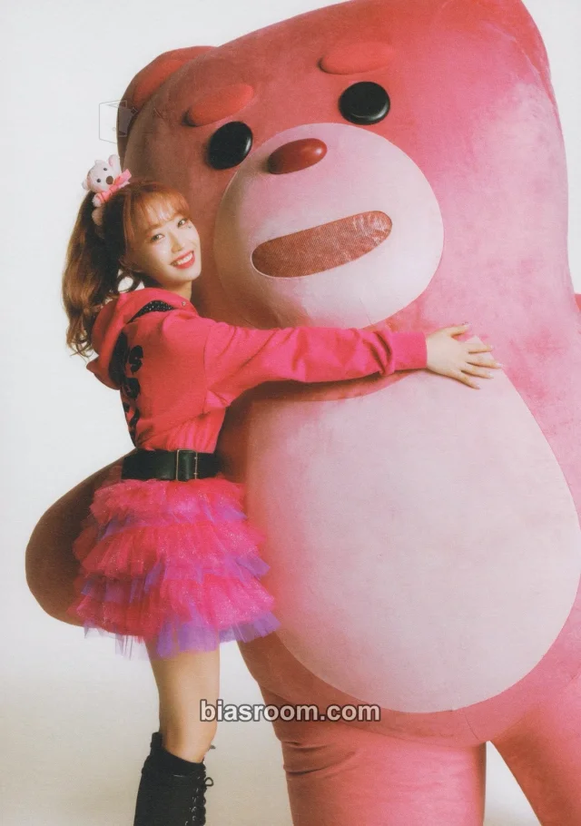 STAYC - Sumin - BELLYGOM x STAYC Teddy Bear Pop-Up House Event bellygom mini poster pop-up