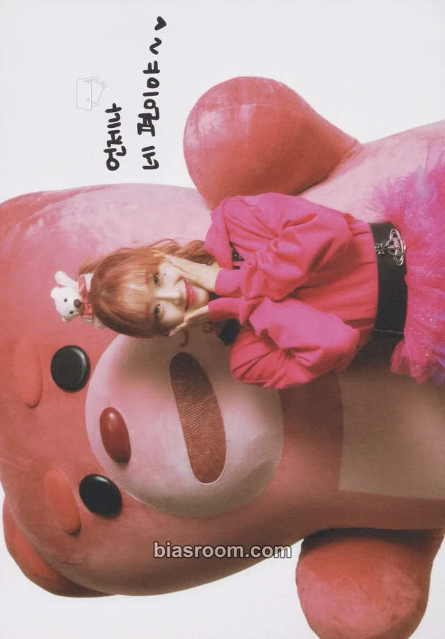 STAYC - Sumin - BELLYGOM x STAYC Teddy Bear Pop-Up House Event bellygom mini poster pop-up