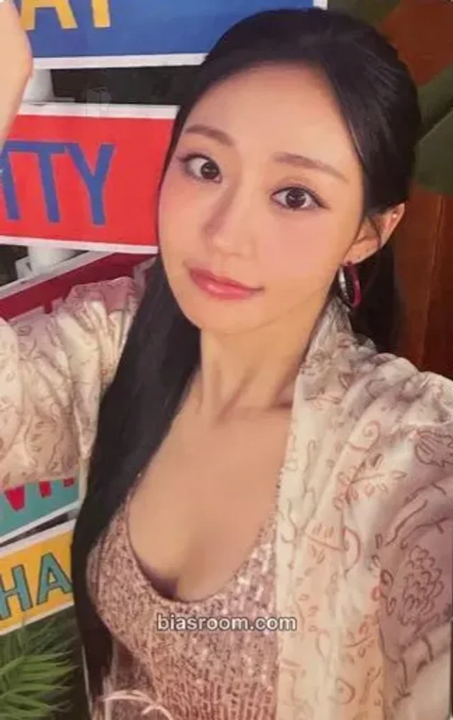 Julie KISS OF LIFE SWEAT (Japanese ep) K-pop photocard