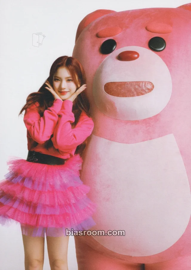 STAYC - Isa - BELLYGOM x STAYC Teddy Bear Pop-Up House Event bellygom mini poster pop-up