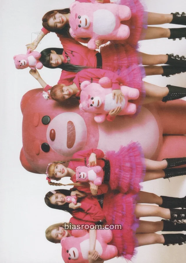 STAYC - BELLYGOM x STAYC Teddy Bear Pop-Up House Event bellygom mini poster pop-up