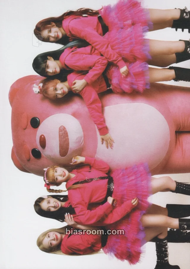 STAYC - BELLYGOM x STAYC Teddy Bear Pop-Up House Event bellygom mini poster pop-up