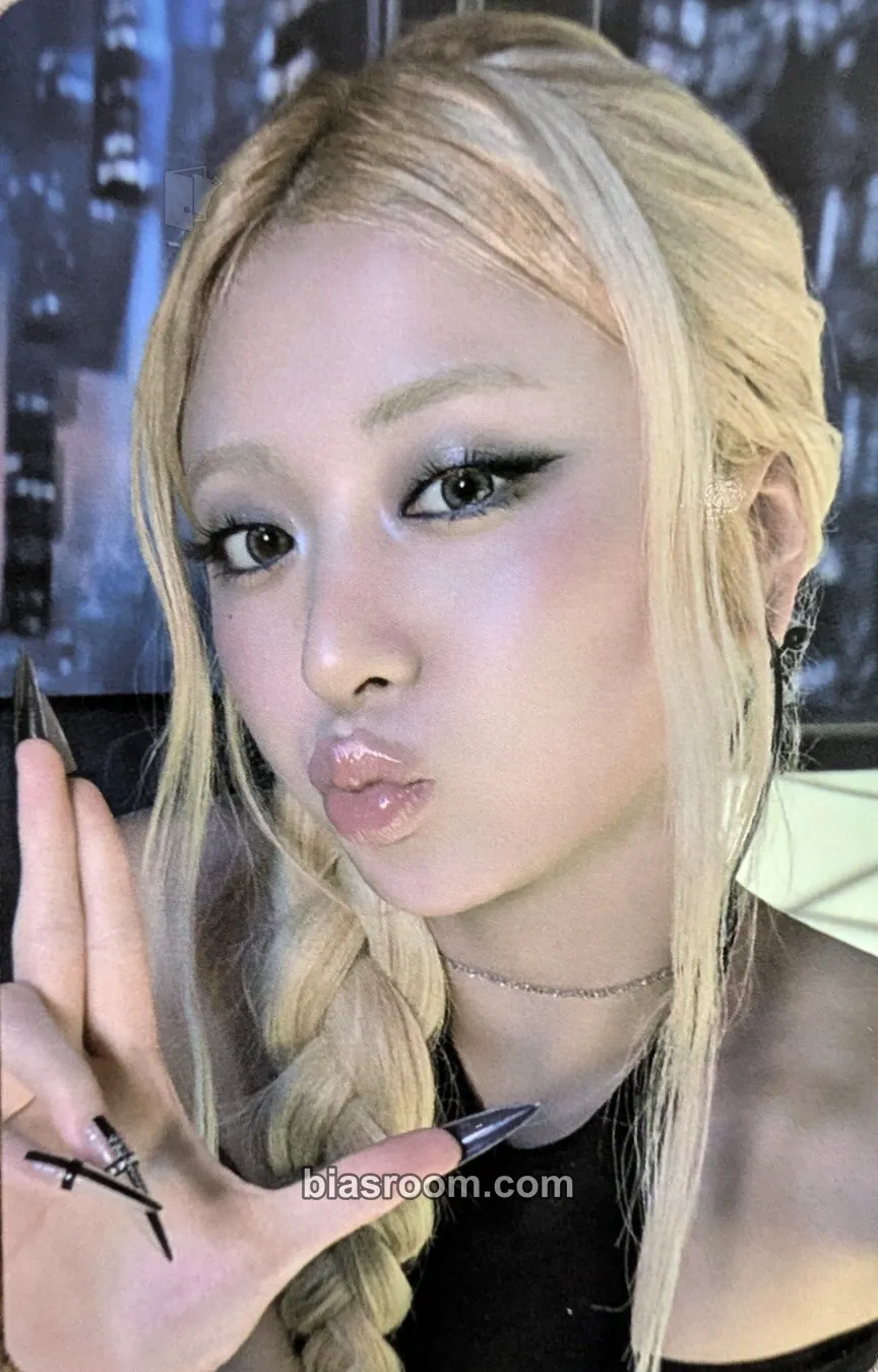 Huh Yunjin Made My Night Photocard - LE SSERAFIM - LE SSERAFIM K-pop photocard