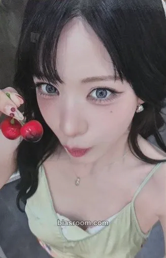 Chaeyoung Glow ME Photocard - fromis_9 - fromis_9 K-pop photocard