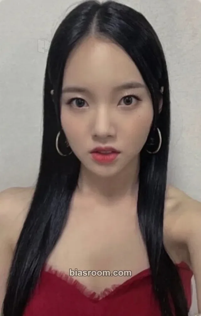 Weeekly - Soojin - Queendom Puzzle Pop-up Store Event merch photocard photocard holder pop-up